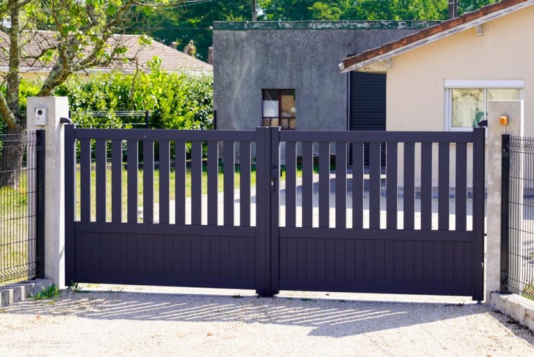 Comment concevoir un portail personnalisé et durable à Dampierre-les-Bois ?