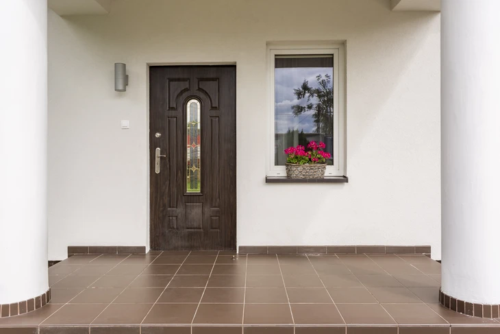 Porte d'entrée sécurisée blanche avec serrure multipoints haute sécurité