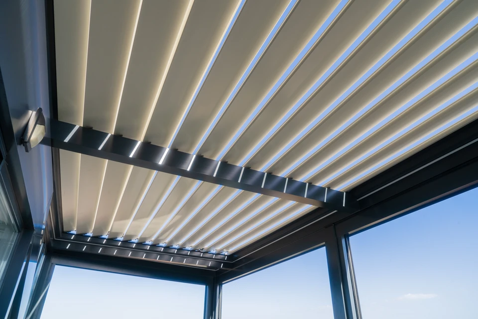 Terrasse contemporaine avec pergola en bois, salon extérieur sous structure à lames horizontales